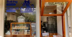 Toko kecil Ovenly Bakery ramai pengunjung pada pagi,(11/11/25), di Jl. Surapati No.59, Sadang Serang, Kecamatan Coblong, Kota Bandung  (Sumber: Dokumentasi Penulis | Foto: Putriana Basar)