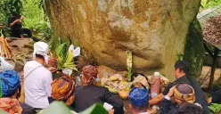 Warga adat melakukan ritual ruatan di kaki Gunung Manglayang sebagai bentuk ungkapan syukur dan doa keselamatan bagi alam serta masyarakat sekitar.di Gunung Manglayang, Cibiru, Bandung 20 Maret 2025 (Foto: Oscar Yasunari)