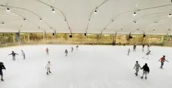 Pengunjung menikmati kegiatan bermain ice skating pada sore hari di Garden Ice Rink, Paris Van Java, Bandung (14/09/2025). (Sumber: Dokumentasi Pribadi)