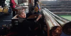 Ko Dalang menampilkan pertunjukan Wayang Golek di Saung Angklung Udjo diiringi  dengan musik tradisional Sunda, Kamis (6/11/25), Kec. Cibeunying Kidul, Kota Bandung. (Sumber: Dokumentasi Penulis | Foto: Ishanna Nagi)