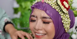 Mutiara Syoba’ah sedang melakukan budaya sakral siraman sebelum melangkah ke jenjang pernikahan, Jumat (14/01/2022) (Sumber: Dokumentasi Wedding Organizer | Foto: Ali Solehudin)