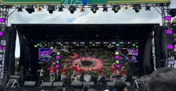 Penampilan tari Jaipong menghiasi panggung West Java Festival 2025 dengan gerakan energik yang memukau penonton, Minggu (9/11/2025). (Sumber: Selly Alifa | Foto: Dokumentasi Pribadi)