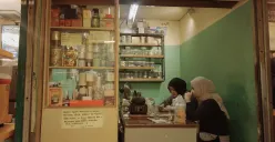 Menyeduh Ketenangan, Menjual Kesabaran: Kisah Teh Dekat dari Pasar Cihapit