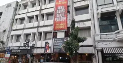 Tampak depan Rumah Hantu Braga di Jalan Braga, Kota Bandung, Rabu 29 September 2025. (Foto: (Sumber: Dokumentasi Penulis | foto: Muhammad Amril Fathurrahman Rovery)