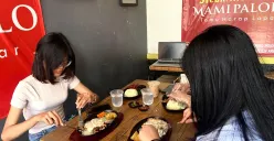 Momen saat kelezatan Mami Palolo disantap dengan lahap oleh konsumen di Jalan Cikoneng Nomor 19, Bojongsoang, Kabupaten Bandung, Selasa (6/11/2025). (Sumber: Dok. Pribadi | Foto: Nabila Nazwa Saina)