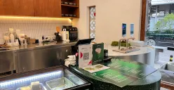 Tempat transaksi Kusuma Matcha dengan nuansa Jepang modern yang kerap dijadikan spot foto pengunjung, (30/10/2025) (Sumber: Dokumentasi Penulis | Foto: Andrea Keira)