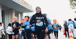 Lisda Nurul Romdani seorang guru SMA membuktikan hobinya sebanding dengan rutinitas mengajar saat mengikuti Half Marathon Pocari Sweat Run 2024 di Bandung. (Sumber: @lisdaanr | Foto: @fotoyu_official Pocari Sweet RUN 2024)