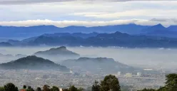 Kereta cepat Whoosh saat melintas di kawasan Padalarang, Kabupaten Bandung Barat. (Sumber: Ayobandung | Foto: Irfan al Faritsi)