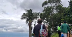 Tanjakan ini merupakan awal masuk menuju ketinggian Puncak Bintang, (08-11-2025). (Sumber: Dokumentasi Penulis | Foto: Shabrina Nada)