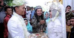 Tim Indhira Wedding Organizer mengatur prosesi pernikahan adat Sunda di Bandung dengan detail dan kehangatan (18/10/2025). (Sumber: Indhira Wedding Organizer)