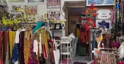 Deretan kostum tari memenuhi ruang Latihan Sanggar Panca Wijaya Art di Kecamatan Kiaracondong, Bandung, Minggu (02/11/25). (Foto: Keira Arumi Wijaya)