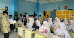 Abah Endang sedang melaksanakan kegiatan belajar mengajar di MAS Manba'ul Huda. Bandung, 05 November 2025. (Sumber: Dok. Penulis | Foto: Tsaqifa Dhiyaul Hawa)