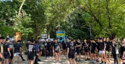 Pelari berkumpul untuk melakukan persiapan di Jl. Cilaki No.61, Cihapit, Kecamatan Bandung Wetan, Kota Bandung, pada Sabtu pagi 15 November 2025 sebelum memulai sesi lari bersama. (Sumber: Rafid Afrizal Pamungkas | Foto: Rafid Afrizal Pamungkas)