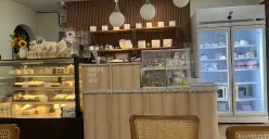 Tampilan area display dan kasir History Cake yang menampilkan beragam Korean cake dan dessert estetik di Jalan Cibadak, Kecamatan Bojongloa Kaler, Kota Bandung. (30/10/2025) (Sumber: Naila Husna Ramadhani)