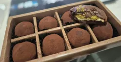 Dubai Truffle Mochi dan Pistabite Cookies. Menu favorite yang merupakan kreasi dari owner Bonsy Bites. (Dokumentasi Penulis)
