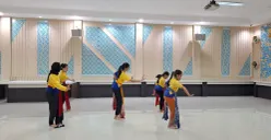 Para penari Sanggar Pusbitari sedang melakukan latihan rutin tarian klasik tradisional di ruangan sanggar pusbitari, Jalan Ir. H. Juanda, Kec Bandung Wetan, Kota Bandung, Rabu (29/10/2025) (Sumber: Dokumentasi Penulis | Foto: Nayla Aurelia)