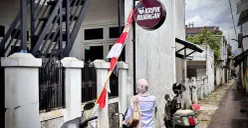 Seorang konsumen sedang mendatangi rumah produksi Bujangan di Jl. Muararajeun Baru, Cihaur Geulis, Cibeunying Kaler, Kota Bandung,  (05/11/2025) (Sumber: Dokumentasi Penulis | Foto: Amelia Ulya)