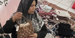 Ibu Lia Yulia selaku owner Yumna Craft memamerkan hasil kerajian makrame berupa tas dan gantungan kunci di rumahnya, Bojongsoang, Kabupaten Bandung, (05/11/2025) (Sumber: Dokumentasi Penulis | Foto: Dheana Husnaini)
