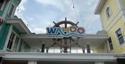 Area masuk Wahoo Waterworld yang menampilkan ikon roda kemudi besar di kawasan Kota Baru Parahyangan, Padalarang, Bandung Barat, Senin (10/11/2025). (Sumber: Dokumentasi penulis | Foto: Adifa Arsyad)