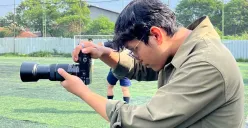 Salah satu pendiri Foursix mengabadikan momen di lapangan mini soccer Bromus Cisaranten. (Sumber: Dokumentasi Penulis).