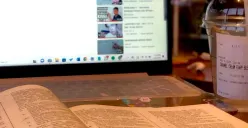 Salah satu mahasiswa sedang mengerjakan tugas di salah satu Café di Kota Bandung (30/10/2025) (Foto: Syifa Givani)