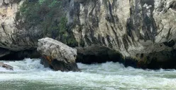 tebing batu unik di Sanghyang Kenit yang dialiri arus sungai deras, menciptakan pemandangan alam yang khas dan menarik perhatian pengunjung (Sumber: Dokumentasi Pribadi | Foto: Nada Ratu Nazzala)