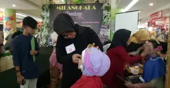 Bagi Bandung Cantik Community, merias wajah bukan sekadar mempercantik diri, melainkan keterampilan yang bisa dikembangkan menjadi usaha rias yang berdaya saing. (Sumber: Ayobandung.id | Foto: Eneng Reni Nuraisyah Jamil)