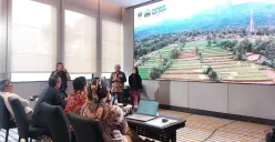 Wajah baru ekonomi Jawa Barat kini tumbuh dari desa. Desa wisata, yang dulu dianggap sekadar pelengkap pariwisata, kini menjelma sebagai motor ekonomi kreatif berbasis komunitas. (Sumber: Ayobandung.id | Foto: Eneng Reni Nuraisyah Jamil)