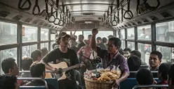 Ilustrasi yang menggambarkan suasana dalam bus DAMRI (Sumber: Gemini AI)