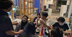 Suasana menggambarkan anak muda menikmati waktu bersama menggunakan bahasa gaul Sunda modern dalam percakapan mereka di kafe kecil di Jalan Riau (28/10/2025). (Sumber: Dokumentasi Penulis).