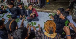 Mengenalkan budaya dan nilai kesundaan bisa dilakukan lewat atraksi kaulinan barudak. (Sumber: ayobandung.com | Foto: Kavin Faza)