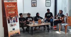 Komunitas Blogger BDG hadir sebagai wadah yang menampung semangat untuk merawat merawat memori kota dengan cara yang intim, personal, dan penuh cinta. (Sumber: Ayobandung.id | Foto: Eneng Reni Nuraisyah Jamil)