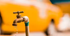 Ada pergeseran hak akses atas sumber air tradisional dari masyarakat ke tangan perusahaan air minum dalam kemasan (AMDK). (Sumber: Pexels/Luis Quintero)