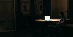 ilustrasi begadang (Sumber: Pexels | Foto: Cottonbro Studio)