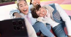 Identitas gen Z begitu lekat pada dunia digital. Mereka menjadikan smartphone bukan sekadar alat komunikasi, melainkan bagian dari kehidupan sehari-hari. (Sumber: Freepik)