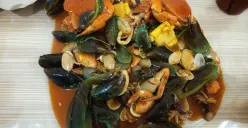 Menikmati Tumpah Rasa Seafood Lady Lada di Tengah Gerimis Bandung