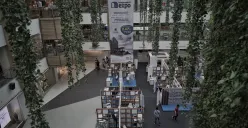 Ilustrasi. Mall di Bandung tidak lagi sekadar menjadi ruang transaksi, melainkan telah bertransformasi menjadi destinasi pengalaman yang menyatukan belanja, hiburan, kuliner, dan interaksi sosial. (Sumber: Ayobandung.id | Foto: Kavin Faza)