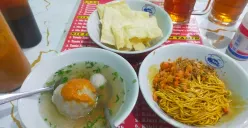 Selain menyediakan mi bakso, kedai bakso “Abrag” pusat menyediakan batagor, dan minuman es campur. (Sumber: Ulasan Google oleh Fitrie)