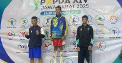 Bersama kedua lawannya yang tangguh, Haikal naik podium. (Sumber: Dokumentasi Penulis | Foto: Yogi Esa Sukma N.)