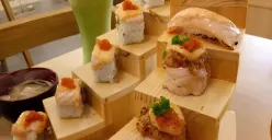 Dari sushi roll sederhana hingga foie gras premium, pilihan menu Jepang kini hadir di berbagai penjuru kota, membentuk lanskap gastronomi yang semakin beragam. (Sumber: Ayobandung.id | Foto: Eneng Reni Nuraisyah Jamil)