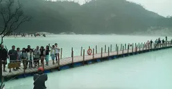 Wisata alam tak lagi hanya soal menikmati pemandangan, tapi juga tentang bagaimana pengunjung bisa terlibat secara emosional dan digital. (Sumber: Ayobandung.id | Foto: Eneng Reni Nuraisyah Jamil)