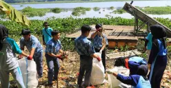 Sejumlah pelajar, warga dan pegiat lingkungan melakukan aksi bersih-bersih sungai Citarum pada Rabu 30 April 2025. (Sumber: Ayobandung.id | Foto: Irfan Al-Faritsi)