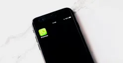 Blokir WhatsApp. Satu klik sederhana, dan seluruh akses komunikasi pun ditutup. (Sumber: Pexels/Image Hunter)