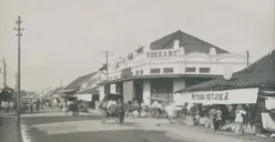 Toko ABC di sekitar Pasar Baru bandung tahun 1920-an. (Sumber: KITLV)
