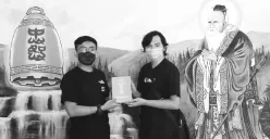 Menerima Kitab Yang Empat Konghucu (Sumber: Dokumentasi Pribadi | Foto: Salah Seorang Kawan Penulis)