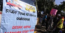 Pekerja Pariwisata Unjukrasa di Gedung Sate Tuntut Cabut Larangan Study Tour. (Sumber: Ayobandung.id | Foto: Irfan Al-Faritsi)