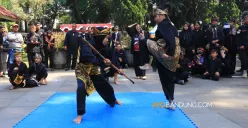 Pesilat dari Paguron Gajah Putih Baleendah menampilkan gerakan pencak silat pada gelaran Bandung Lautan Pangsi, Selasa 11 Juli 2023. (Sumber: Ayobandung.com | Foto: Irfan Al-Faritsi)