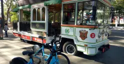Bandros, bus wisata keliling kota yang sejak pertama kali hadir, selalu membawa cerita dan keceriaan. (Sumber: Ayobandung.id | Foto: Eneng Reni Nuraisyah Jamil)