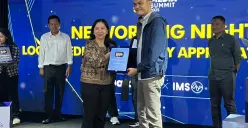 Setelah melewati rangkaian tahap penjaringan, Ayobandung.com meraih penghargaan pada ajang Local Media Summit 2025 kategori mitra pendukung local media summit. (Sumber: Dok Ayobandung.com)
