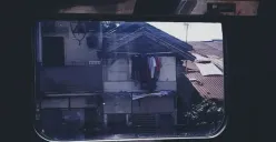 Pemandangan Rumah Rakyat dari Balik Jendela Kereta Lokal Bandung (Sumber: Dokumentasi Pribadi | Foto: Arfi Pandu Dinata)